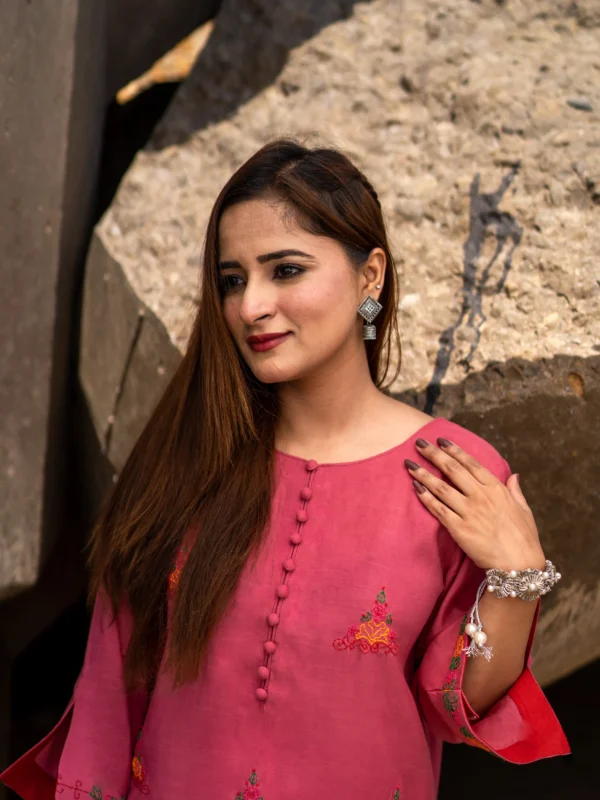 Gulabi Ankhain