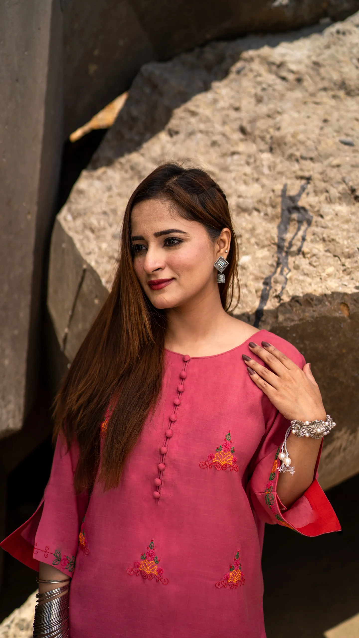 Gulabi Ankhain