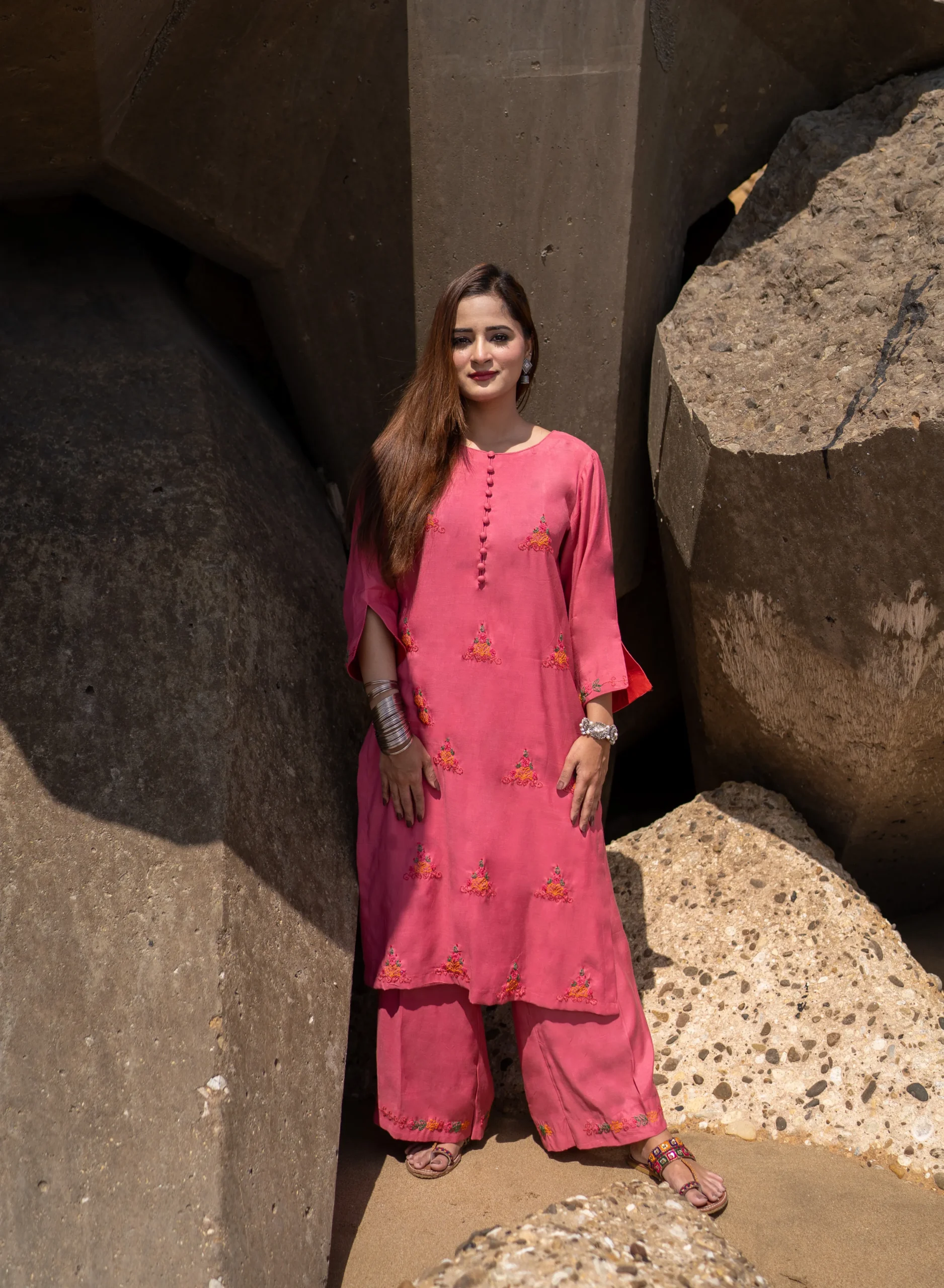 Gulabi Ankhain - Image 3