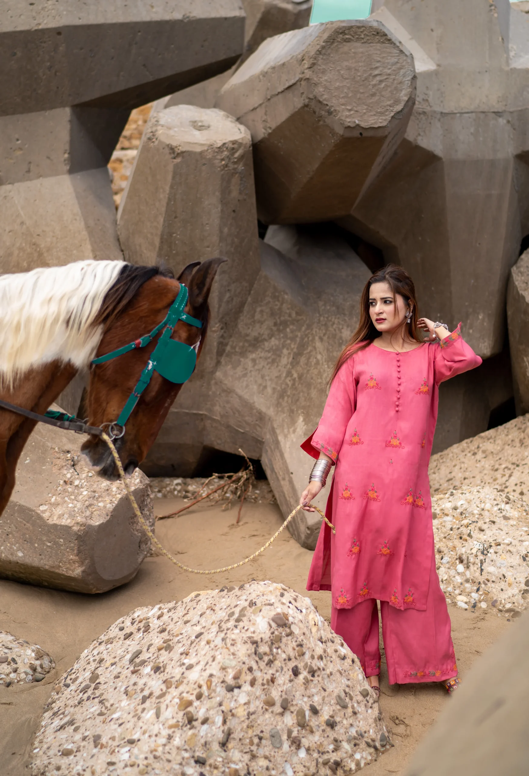 Gulabi Ankhain - Image 5