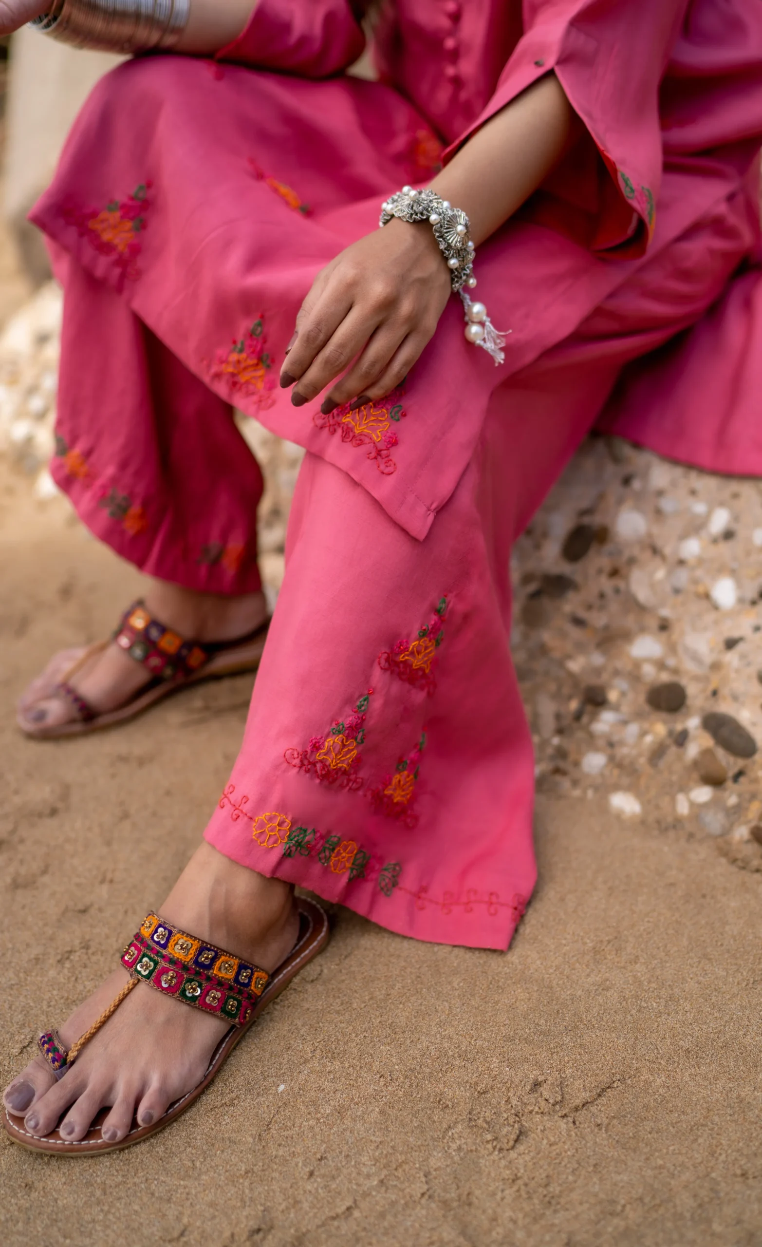 Gulabi Ankhain - Image 7